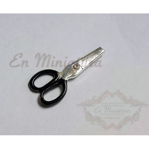 Miniature scissors
