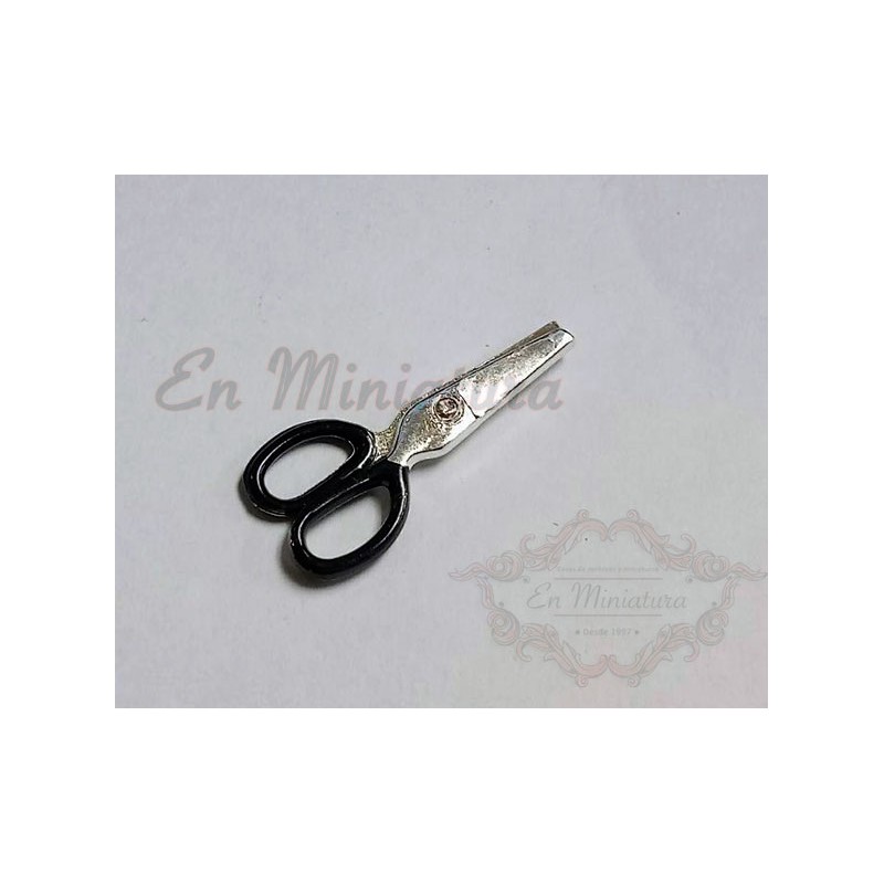 Miniature scissors