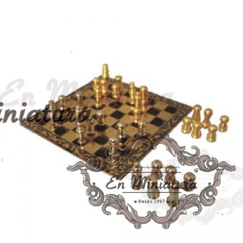 Tablero de ajedrez con figuras de metal