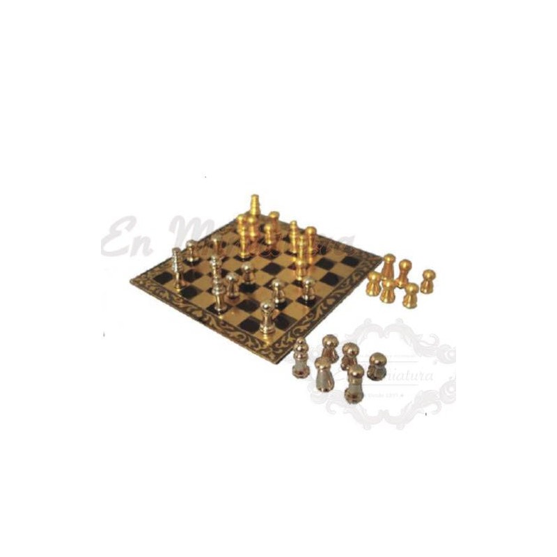 Tablero de ajedrez con figuras de metal