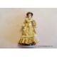 Muñeca victoriana dorada de casas de muñecas